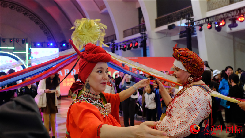 中俄觀眾在現(xiàn)場(chǎng)參與俄羅斯民俗互動(dòng)游戲。人民網(wǎng) 褚夢(mèng)琦攝