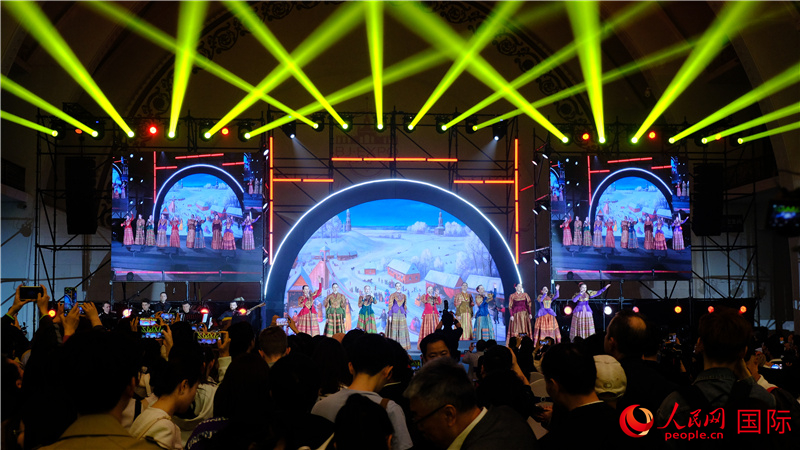 中俄觀眾欣賞俄羅斯傳統(tǒng)歌舞表演。人民網(wǎng) 褚夢(mèng)琦攝