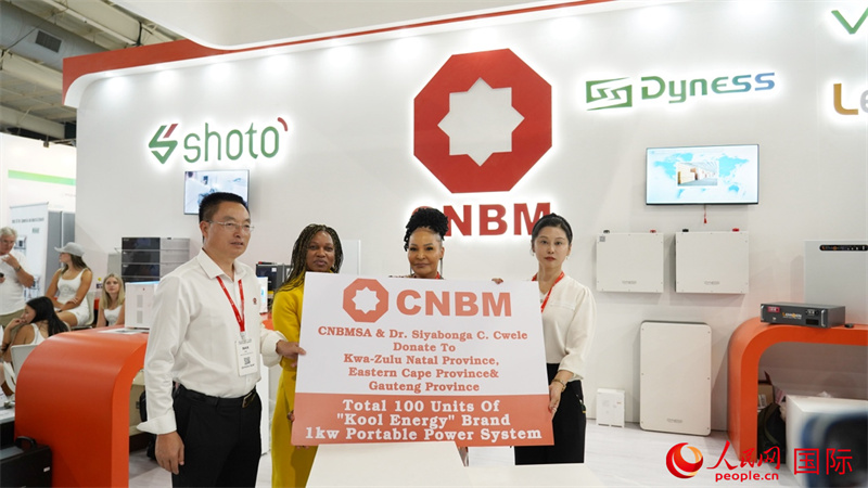 18日下午，中國(guó)建材國(guó)際南非公司向夸祖魯納塔爾省、東開普省及豪登省三省的社區(qū)捐贈(zèng)100臺(tái)KOOL ENERGY移動(dòng)電源設(shè)備(UPS)。人民網(wǎng) 劉暢攝