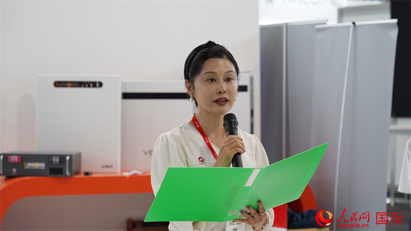 中建材海外經(jīng)濟(jì)合作有限公司總經(jīng)理姜婓致辭。人民網(wǎng) 劉暢攝