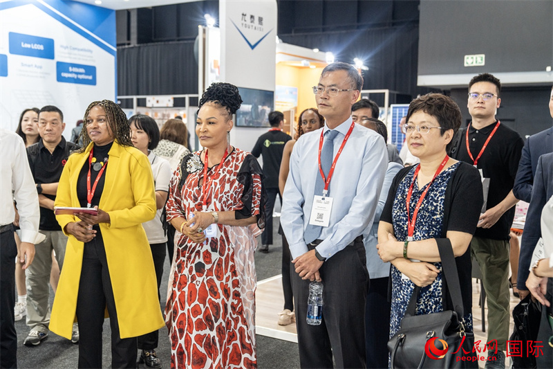 現(xiàn)場(chǎng)嘉賓參與捐贈(zèng)儀式。人民日?qǐng)?bào)非洲中心分社 希拉茲·莫林?jǐn)z