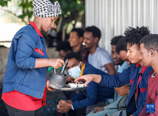 2024年2月16日，在埃塞俄比亞杜凱姆市的東方工業(yè)園，工人在工作間隙休息。 新華社記者 李亞輝 攝