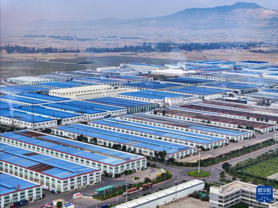 這是2023年11月3日在埃塞俄比亞杜凱姆市拍攝的東方工業(yè)園（無人機照片）。 新華社發(fā)（東方工業(yè)園供圖）