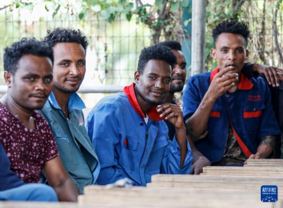 2024年2月16日，在埃塞俄比亞杜凱姆市的東方工業(yè)園，工人在工作間隙休息。 新華社記者 李亞輝 攝