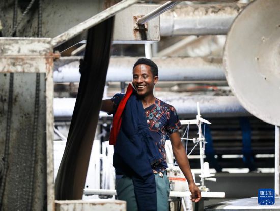 2024年2月16日，在埃塞俄比亞杜凱姆市的東方工業(yè)園，工人在東方紡織印染有限公司的車間內(nèi)工作。 新華社記者 李亞輝 攝