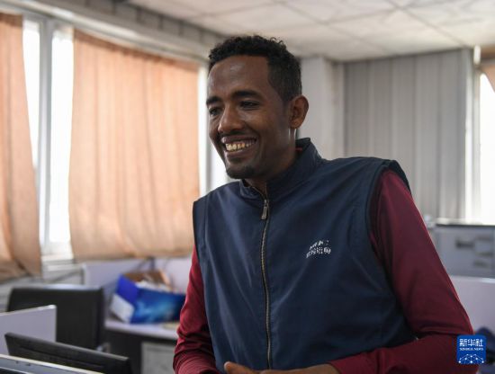 2024年2月16日，在埃塞俄比亞杜凱姆市的東方工業(yè)園，東方紡織印染有限公司經(jīng)理格圖·克貝貝接受新華社記者采訪。 新華社記者 李亞輝 攝