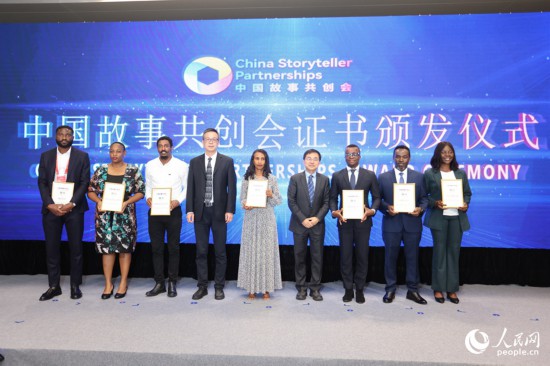 現(xiàn)場頒發(fā)證書。人民網(wǎng)記者 陳博攝