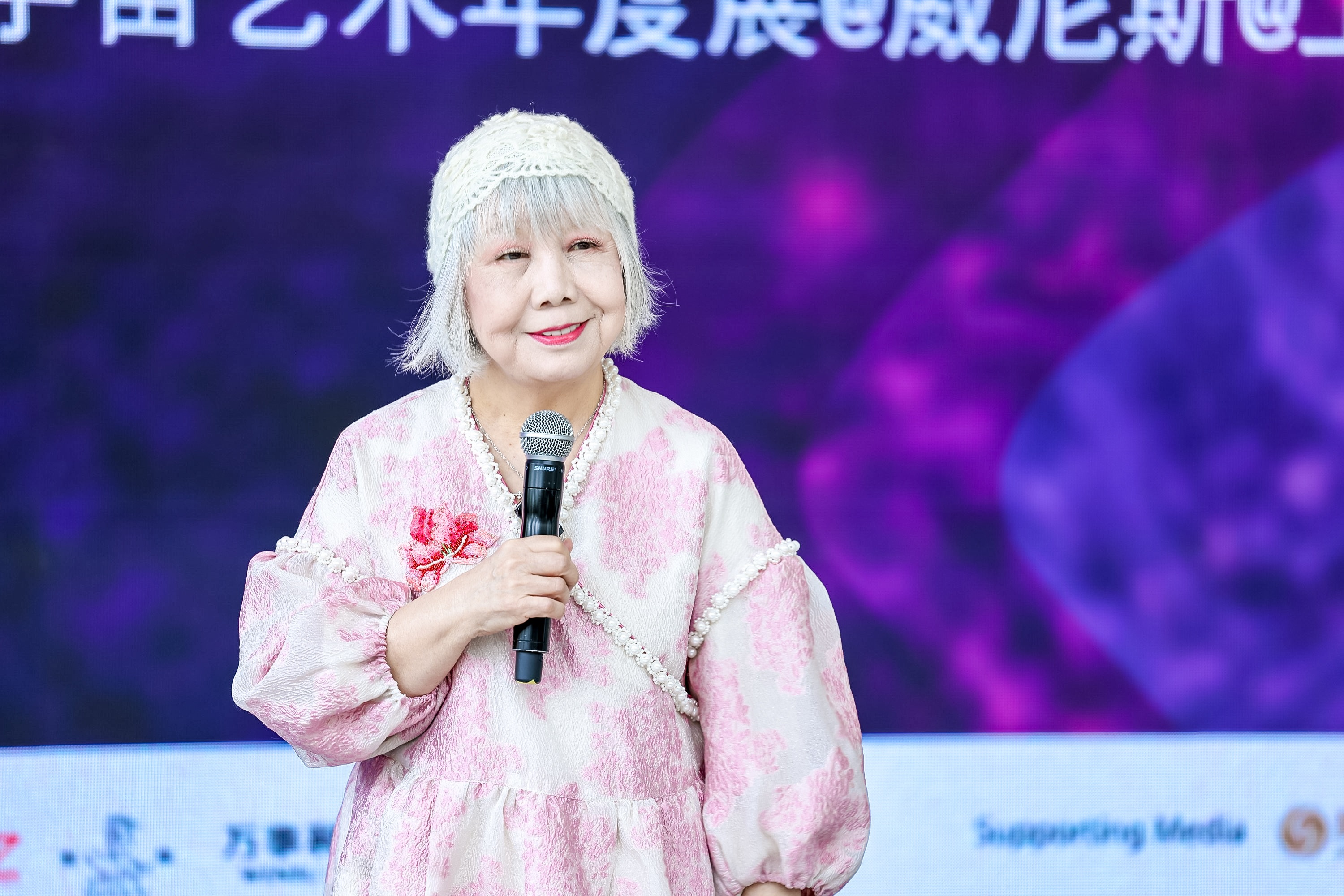 圖3：資深策展人、藝評家、臺北實踐大學(xué)教授陸蓉之致辭（圖片：鳳凰中心）