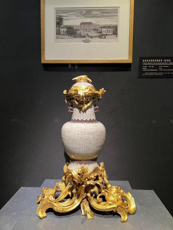 青釉香水瓶，瓷瓶頂部、口沿、底座均裝飾洛可可風(fēng)格銅鍍金飾件。新華社記者徐壯 攝