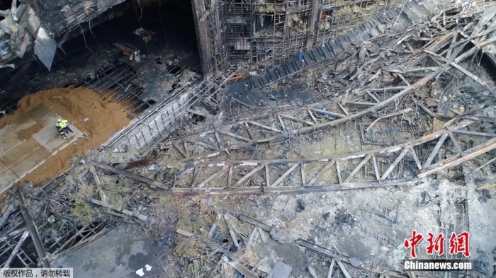 當(dāng)?shù)貢r(shí)間2024年3月26日下午，據(jù)俄羅斯緊急情況部公布的消息，莫斯科州“克羅庫斯城”音樂廳恐怖襲擊事件的搜救工作已經(jīng)全部結(jié)束。據(jù)介紹，工作人員已完成現(xiàn)場滅火救援以及廢墟清理的工作。圖為發(fā)生恐怖襲擊事件后音樂廳內(nèi)部滿目瘡痍。（視頻截圖）