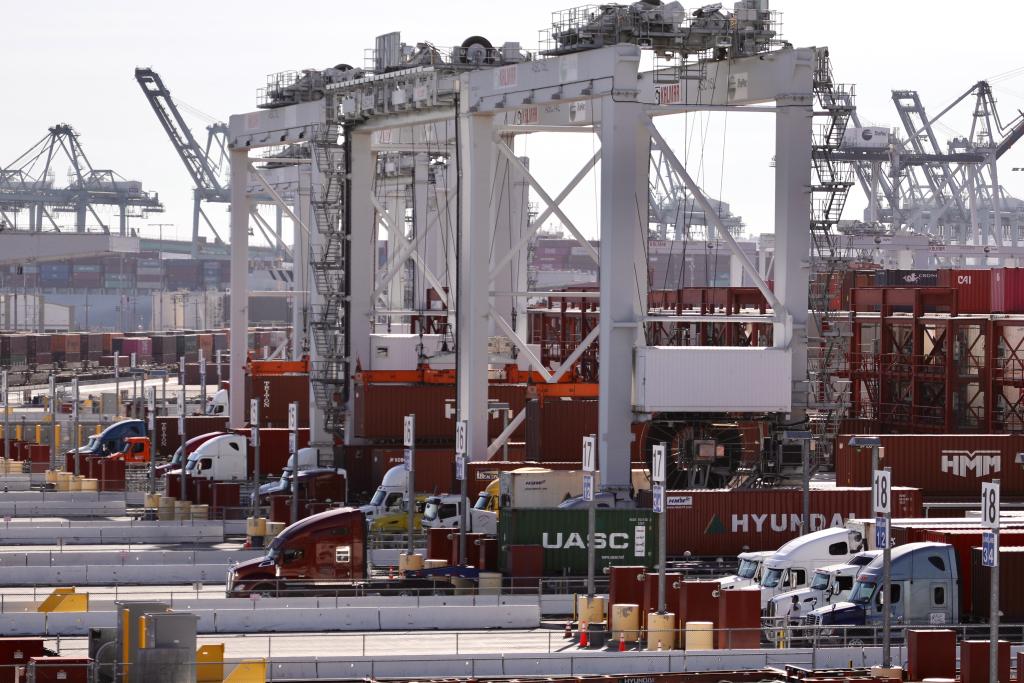 2021年10月29日拍攝的美國(guó)加利福尼亞州洛杉磯港景象。新華社發(fā)