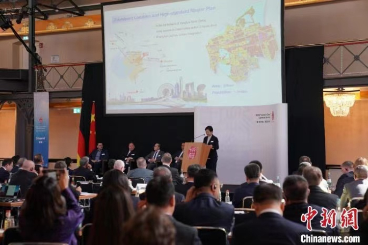 當?shù)貢r間4月5日，由中國商務部主辦的“投資中國”德國專場推介活動在斯圖加特市舉行。中新社記者 馬秀秀 攝