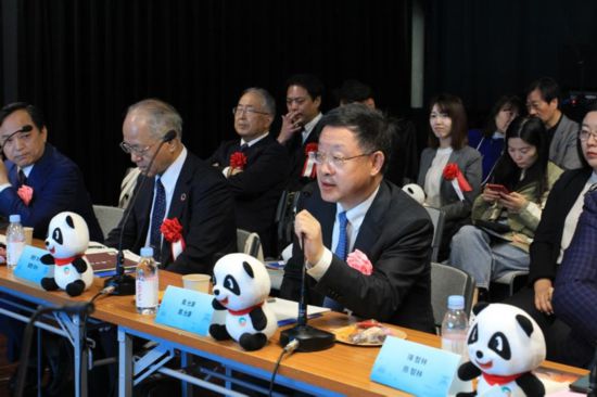 圖為四川省文化和旅游廳廳長戴允康向日本友人介紹四川旅游資源。（中國駐東京旅游辦事處供圖）