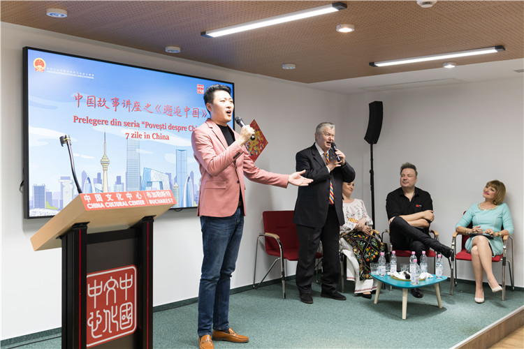 中國青年男高音歌唱家方瀧與奧爾基·圖爾達合唱羅語歌曲。布加勒斯特中國文化中心供圖。