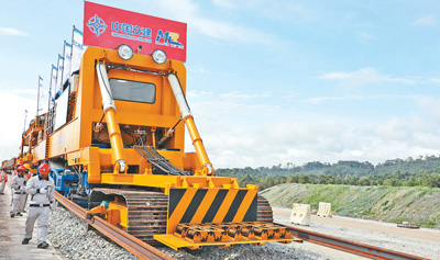 中企承建的馬東鐵項目創(chuàng)造就業(yè)機會超過1.8萬個，合作的當?shù)仄髽I(yè)超過1900家——為促進馬來西亞東西海岸互聯(lián)互通貢獻力量（共建“一帶一路”第一現(xiàn)場）