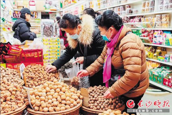 　　在長沙南門口菜市場附近的一家炒貨店內(nèi)，市民正在選購年貨。　　長沙晚報(bào)全媒體記者 范宏歡 攝