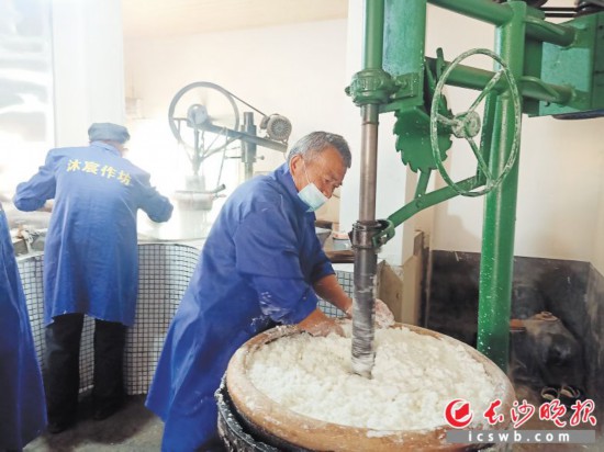 　　作坊里工人正在進(jìn)行粉絲生產(chǎn)。受訪者供圖