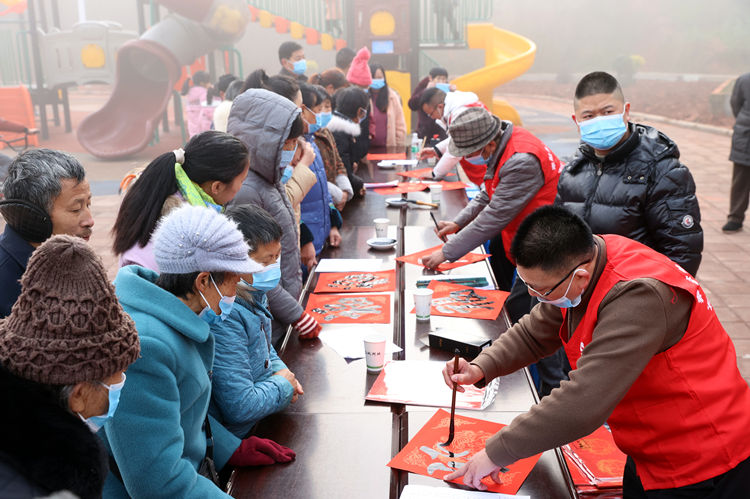 書(shū)法愛(ài)好者現(xiàn)場(chǎng)寫(xiě)春聯(lián)。翠屏區(qū)融媒體中心供圖