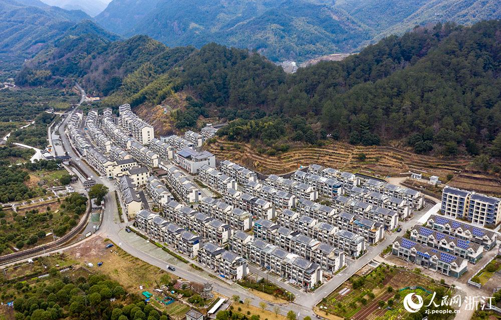 近日，航拍寧波市海曙區(qū)龍觀鄉(xiāng)李岙村屋頂光伏項(xiàng)目。人民網(wǎng) 章勇濤攝