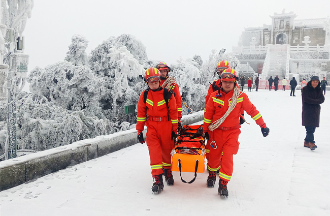 穿梭在南岳山谷間的那一抹“消防橙”。受訪者供圖