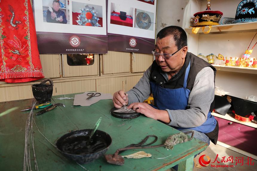 戲曲盔頭技藝傳承人許茂臣正在足活。 韓冰攝