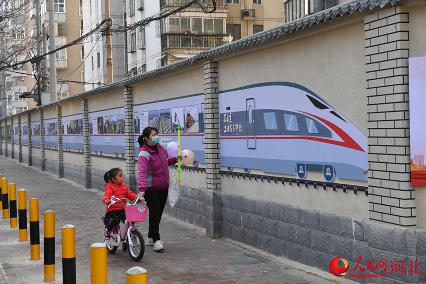 石家莊市談南路上的石家莊工業(yè)印記文化長廊吸引了過往市民駐足觀看。 張震攝