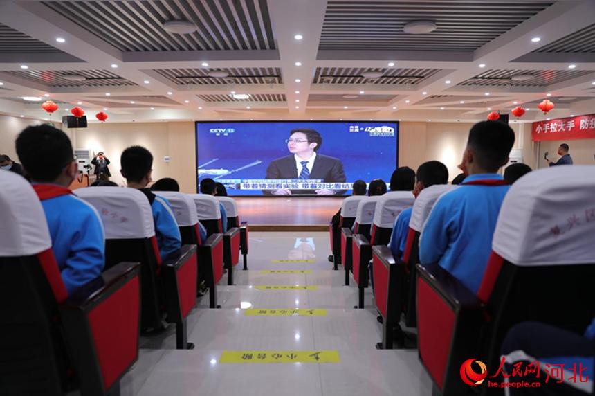 邯鄲市復(fù)興區(qū)實(shí)驗(yàn)小學(xué)學(xué)生集中收聽(tīng)收看“天宮課堂”第二課。 王伸攝