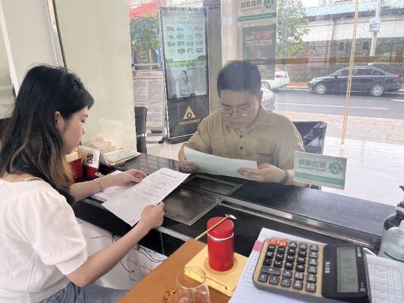 選派對象正在給客戶介紹銀行產品。農發(fā)銀行攸縣支行供圖