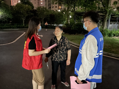 工作人員在小區(qū)進行宣傳。受訪單位供圖