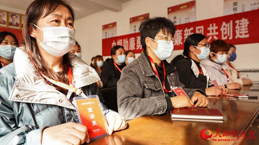 廉潔家風宣講員持證上崗。 李揚攝