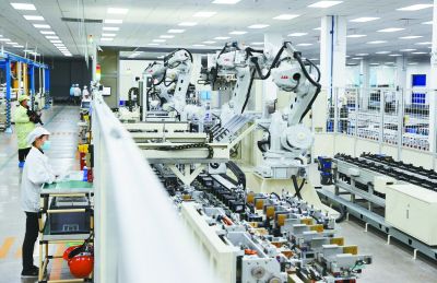 全球鋰離子電池領軍企業(yè)欣旺達動力電池生產(chǎn)車間。 南京日報/紫金山新聞記者 崔曉 攝