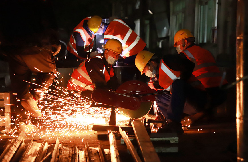 建設(shè)者們爭分奪秒保證進(jìn)度。雷占勝攝