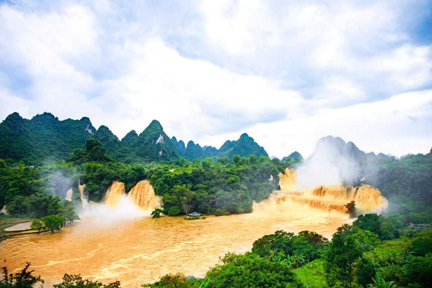 中越德天跨國瀑布水量暴漲成“黃金瀑布”。楊虎旺攝