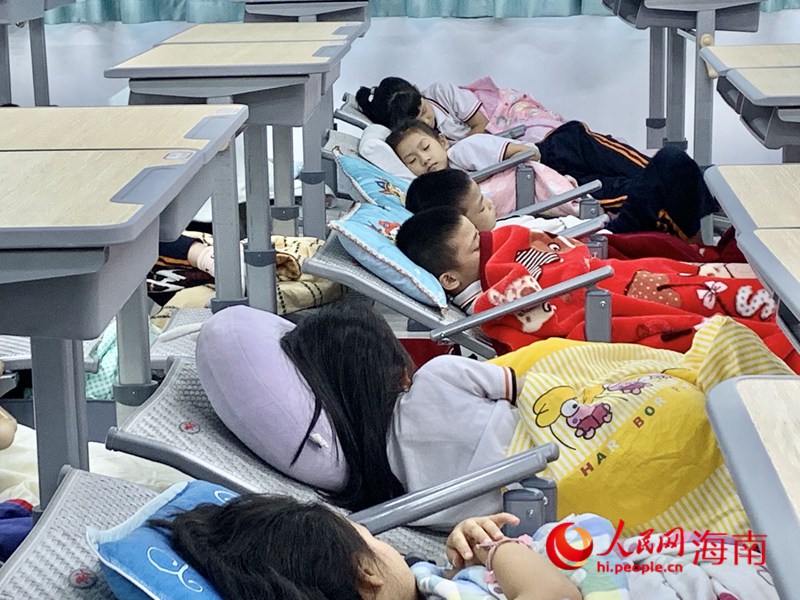 ?？诘诙W學生在新式課桌椅上午休。人民網 李浩蓉攝