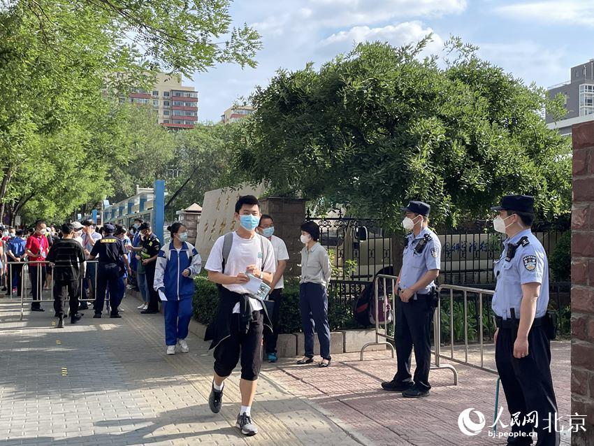 在中關(guān)村中學(xué)考點(diǎn)，考生們有序走入考點(diǎn)。人民網(wǎng) 董兆瑞攝