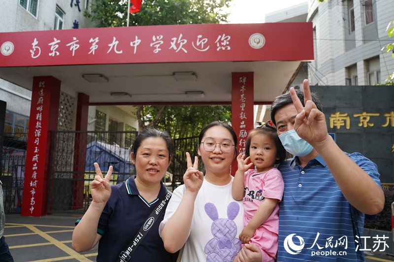 一家人在考點(diǎn)前合影留念。周夢(mèng)嬌攝