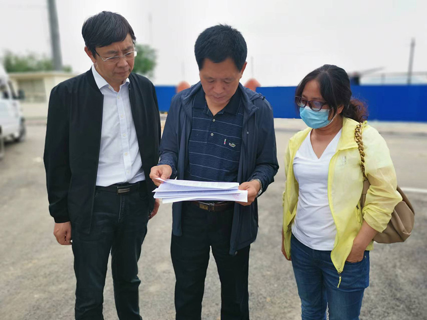 國(guó)情調(diào)查核查組專家對(duì)司家營(yíng)鐵礦生產(chǎn)臺(tái)賬等進(jìn)行檢查。袁海波攝