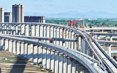 6月7日，工人在唐山市高新技術開發(fā)區(qū)境內的京唐城際鐵路建設工地施工（無人機照片）。 新華社記者 楊世堯攝