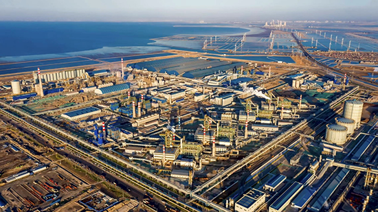 俯瞰豐南區(qū)臨港經(jīng)濟(jì)開(kāi)發(fā)區(qū)的河北縱橫集團(tuán)豐南鋼鐵有限公司。 李秀清攝