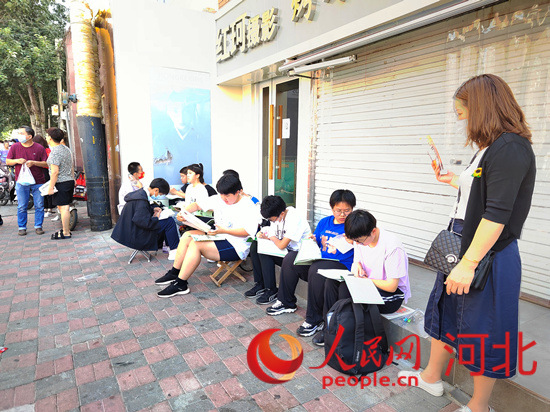 臨進(jìn)考場(chǎng)，考生抓緊時(shí)間再?gòu)?fù)習(xí)一下。人民網(wǎng) 祝龍超攝