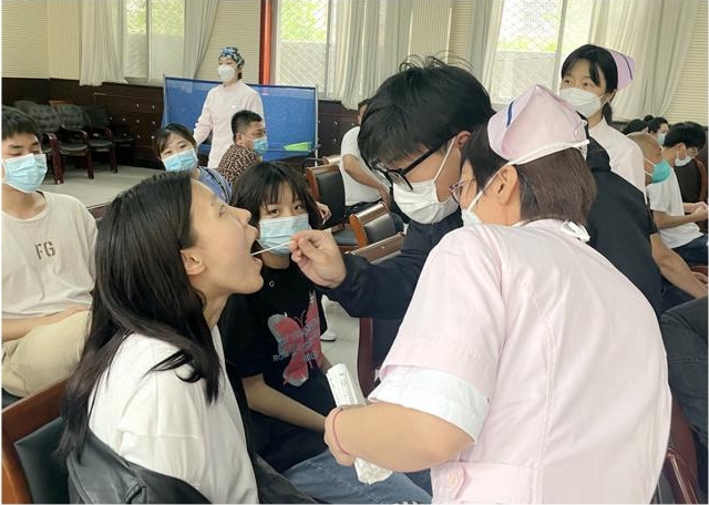醫(yī)院對(duì)志愿者進(jìn)行線下培訓(xùn)。李艷紅攝