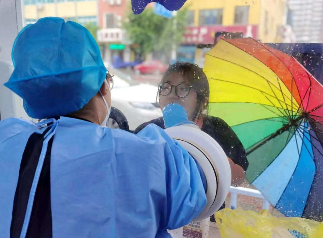 核酸采樣志愿者們上崗。孫金梅攝