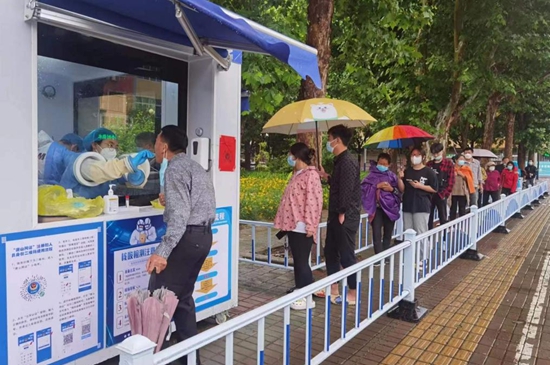 核酸采樣志愿者們上崗。孫金梅攝