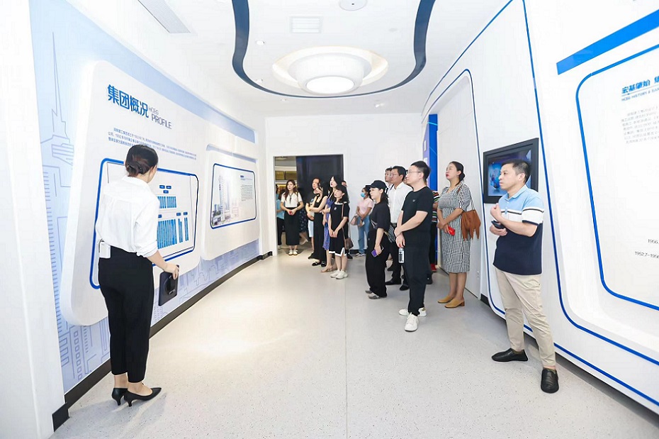 見面會參與人員在了解項目情況。單位供圖