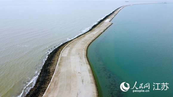 迷人的雙色海。人民網(wǎng)記者 王繼亮攝