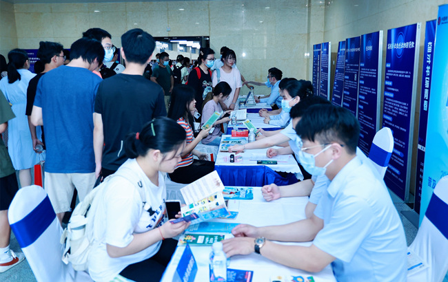 大學生現(xiàn)場咨詢創(chuàng)業(yè)政策。長沙市人社局供圖