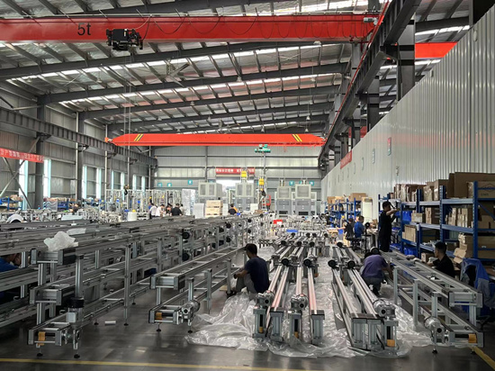 先惠智能裝備生產(chǎn)車間，工人們?cè)诿χM裝設(shè)備。受訪單位供圖