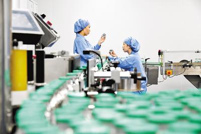 通過加大創(chuàng)新藥物研發(fā)力度，石藥集團實現(xiàn)了傳統(tǒng)工業(yè)企業(yè)向創(chuàng)新型企業(yè)轉(zhuǎn)型。（本報資料片）