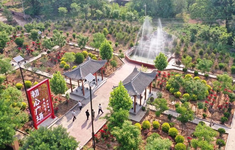 初夏時(shí)節(jié)，襄汾縣鄧莊鎮(zhèn)澗溝村初心廣場(chǎng)內(nèi)一派迷人的鄉(xiāng)村振興新圖景。李現(xiàn)俊攝