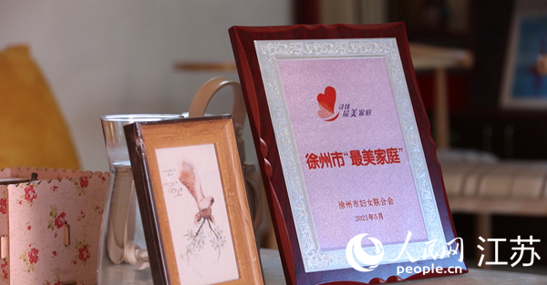 王繼蓮家庭獲得的部分榮譽。人民網(wǎng) 冷金明攝